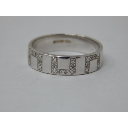 687 - 9ct White Gold Ring: Size O: Gross weight 3.63