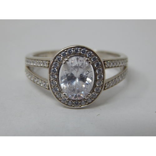 690 - 9ct White Gold Gem Set Ring: Size N: Gross weight 3.30g