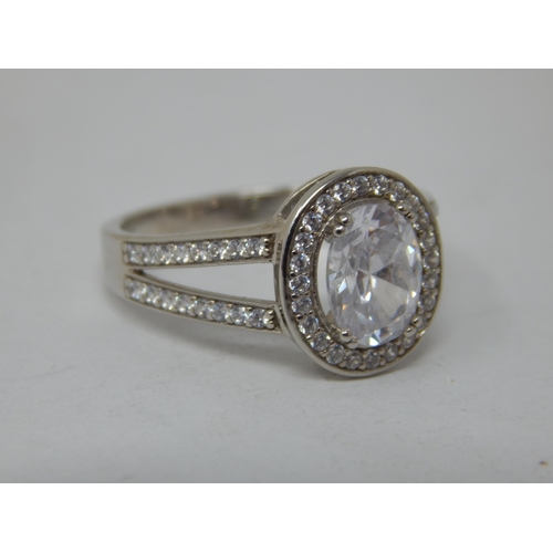 690 - 9ct White Gold Gem Set Ring: Size N: Gross weight 3.30g