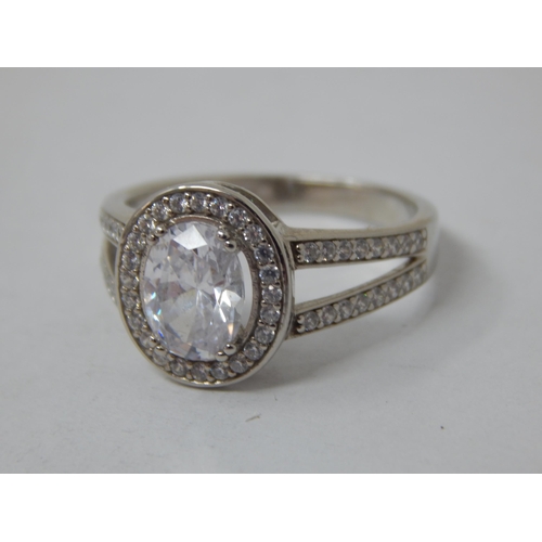 690 - 9ct White Gold Gem Set Ring: Size N: Gross weight 3.30g