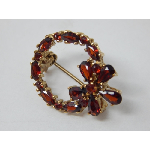 866 - 9ct Yellow Gold Garnet Set Brooch: Gross weight 3.35g