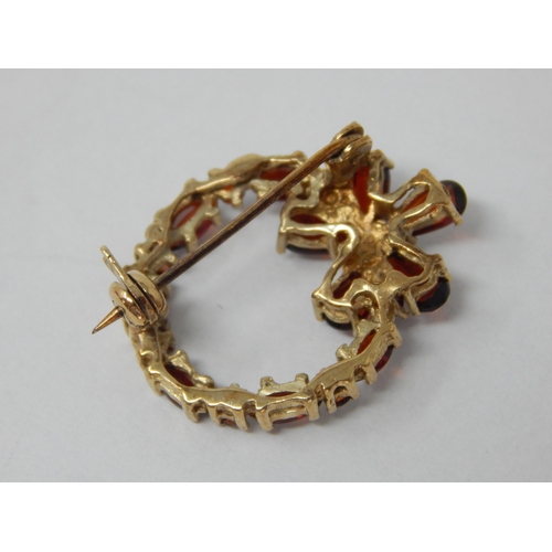 866 - 9ct Yellow Gold Garnet Set Brooch: Gross weight 3.35g