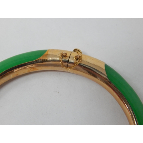 871 - 9ct Yellow Gold Mounted Jade Hinged Bangle with Safety Chain: Gross weight 17.16g