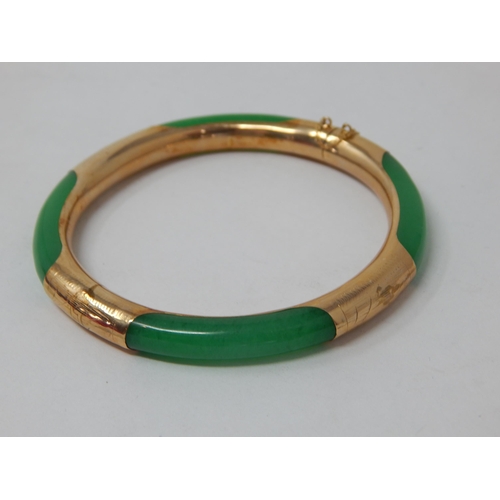 871 - 9ct Yellow Gold Mounted Jade Hinged Bangle with Safety Chain: Gross weight 17.16g