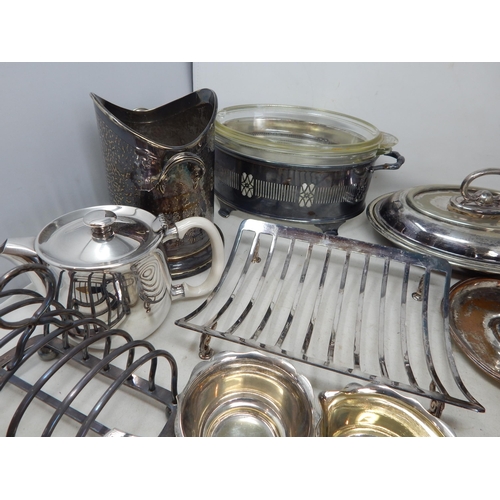 806 - A Quantity of Silver Plated Wares (lot)