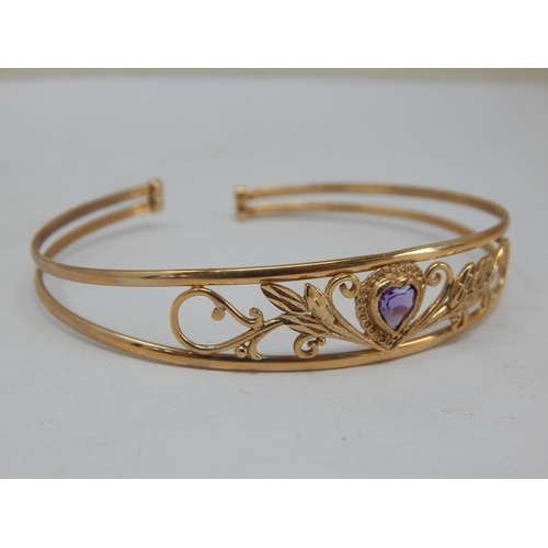 924 - 9ct Yellow Gold Bangle Set with a Heart Shaped Amethyst: Weight 6.22g