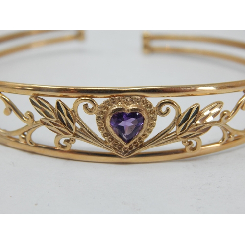 924 - 9ct Yellow Gold Bangle Set with a Heart Shaped Amethyst: Weight 6.22g