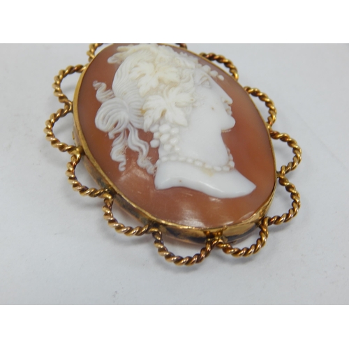 941 - 9ct Yellow Gold Cameo of a Classical Lady with Safety Chain: Measures 4.8cm x 3.8cm