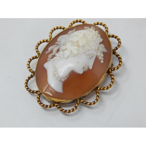 941 - 9ct Yellow Gold Cameo of a Classical Lady with Safety Chain: Measures 4.8cm x 3.8cm