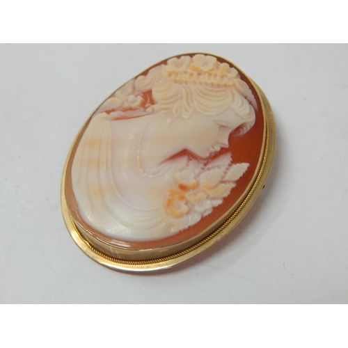 942 - 9ct Yellow Gold Cameo of a Classical Lady: Measures 3.8cm x 3.0cm