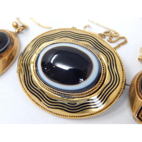 946 - Unmarked Gold Agate Set Brooch & Earrings: Gross weight 20.2g