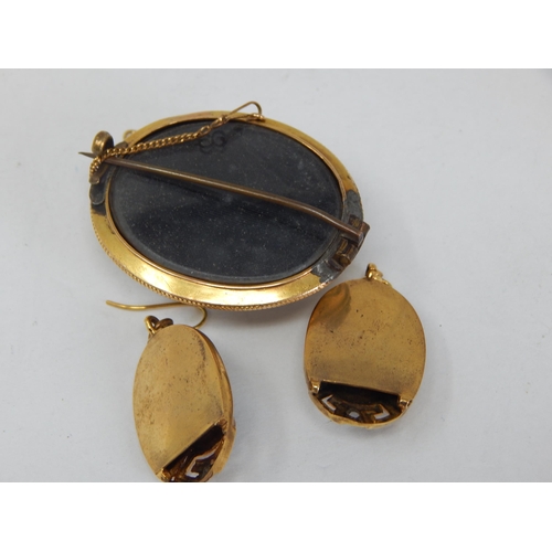 946 - Unmarked Gold Agate Set Brooch & Earrings: Gross weight 20.2g