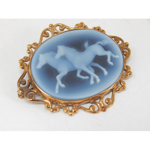 951 - 9ct Yellow Gold Cameo Brooch of Two Horses: Measures 5.0cm x 4.2cm