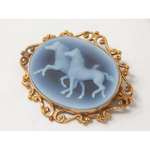 951 - 9ct Yellow Gold Cameo Brooch of Two Horses: Measures 5.0cm x 4.2cm