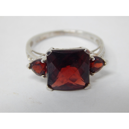 954 - 9ct White Gold Diamond & Garnet Set Ring: Size O: Gross weight 3.6g