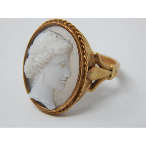 994 - 9ct Yellow Gold Cameo Ring: Size L: Gross weight 4.5g