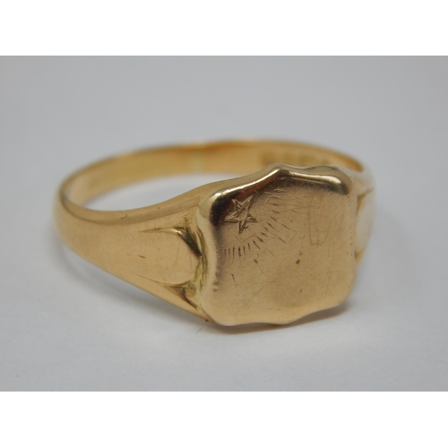 102 - Gentleman's 18ct Gold Signet Ring: Size V: Weight 5.8g