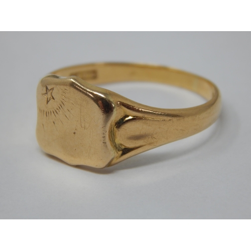 102 - Gentleman's 18ct Gold Signet Ring: Size V: Weight 5.8g