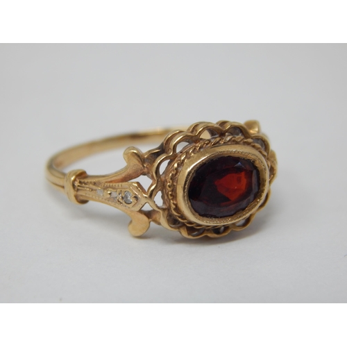 127 - 9ct Yellow Gold Ring Set with a Central Garnet: Size P: Gross weight 2.84g