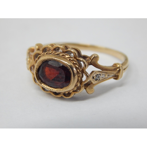 127 - 9ct Yellow Gold Ring Set with a Central Garnet: Size P: Gross weight 2.84g