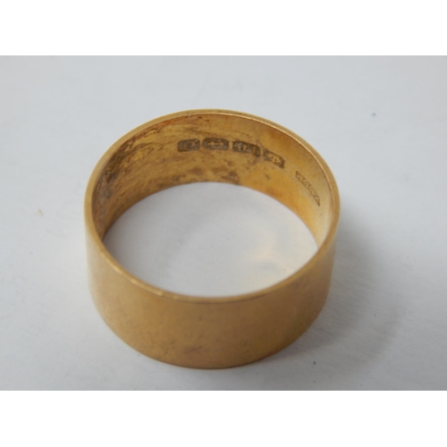 240 - 18ct Gold Wedding Band: Size U: Weight 8.2g