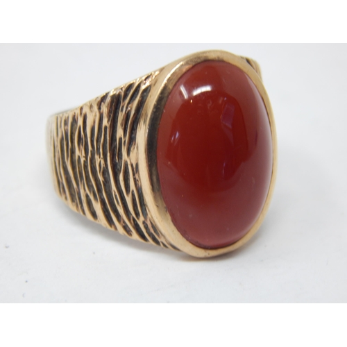 251 - 9ct Gold Ring Set with a Carnelian Cabochon: Size O: Gross weight 5.7g