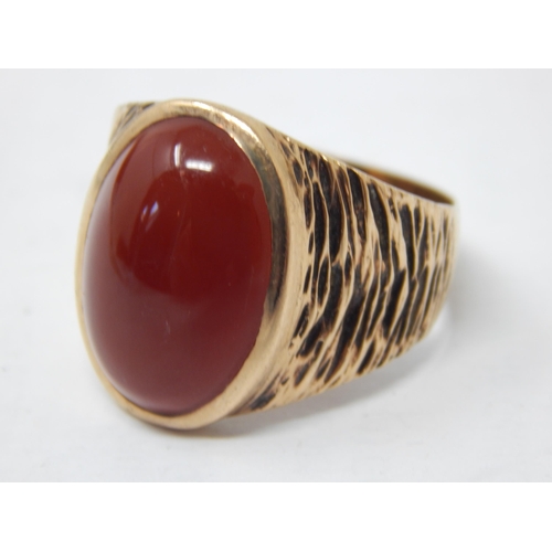 251 - 9ct Gold Ring Set with a Carnelian Cabochon: Size O: Gross weight 5.7g