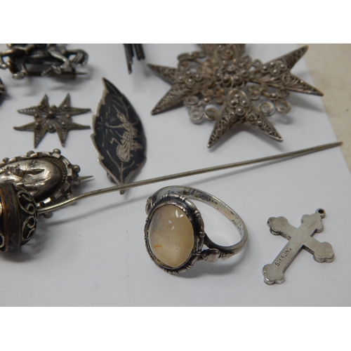 257 - A Large Quantity of Antique & Later Silver Jewellery