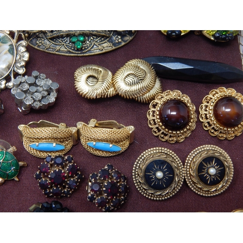 272 - An Extensive Collection of Good Quality Vintage Costume Jewellery to Include Brooches, Bracelets, Ea... 