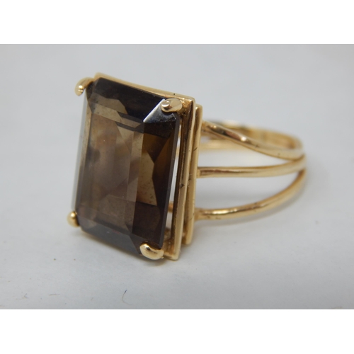 291 - 9ct Gold Ring Inset with a Smoky Quartz: Size M/N: Gross weight 5.9g