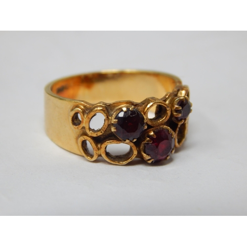 295 - 18ct Yellow Gold Garnet Set Ring: Size M: Weight 5.8g