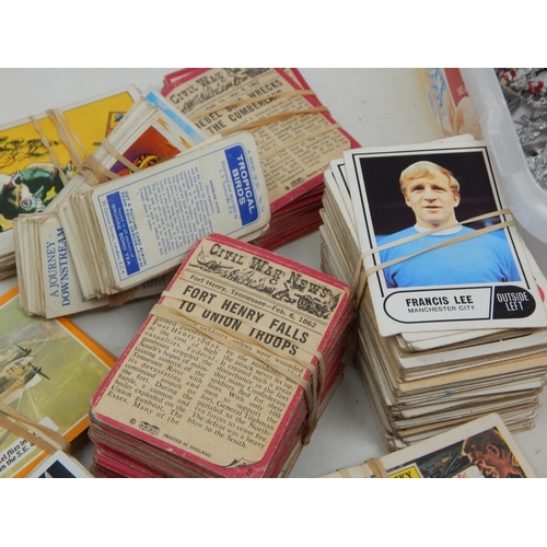 446 - A Quantity of Lead Soldiers together with a large quantity of vintage collectable cards