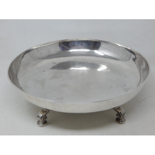 Large Silver Table Centre Piece on Stand: Hallmarked London 1919 by Mappin & Webb: 30.5cm diameter: Weight 1980g (63.66oz)