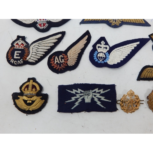 461 - A Quantity of RAF & RAAF Insignia Including: WWII Air Gunners: Wireless Operator: Officers Beret Bad... 