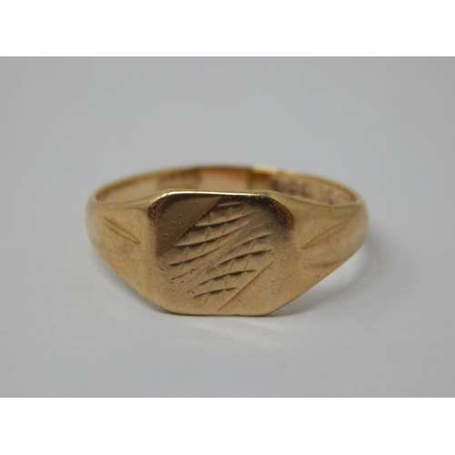 153 - 9ct Gold Signet Ring: Size O/P: Weight 2.45g