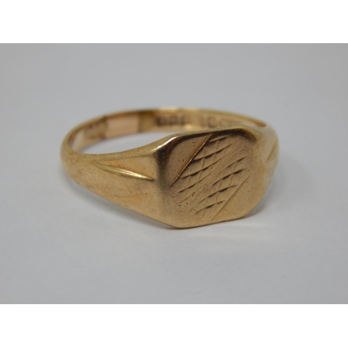 153 - 9ct Gold Signet Ring: Size O/P: Weight 2.45g