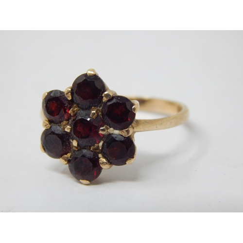 9ct Gold Garnet Set Ring: Size Q: Gross weight 3.49g