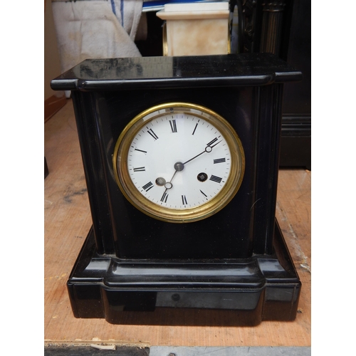 370 - Black Polished Slate Mantel Clock with White Enamel Dial with Roman Numerals: Measuring 23cm wide x ... 