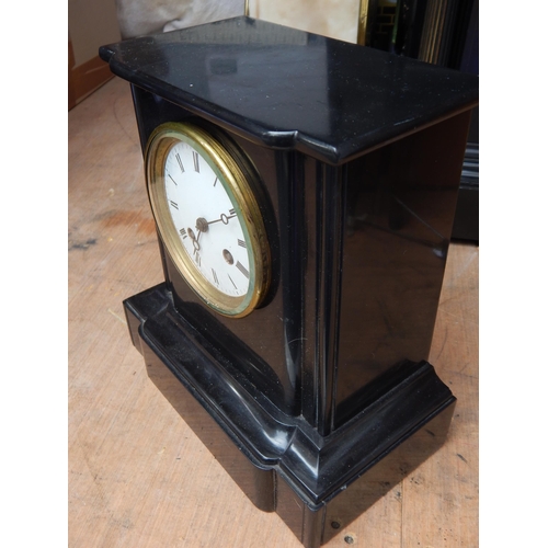 370 - Black Polished Slate Mantel Clock with White Enamel Dial with Roman Numerals: Measuring 23cm wide x ... 