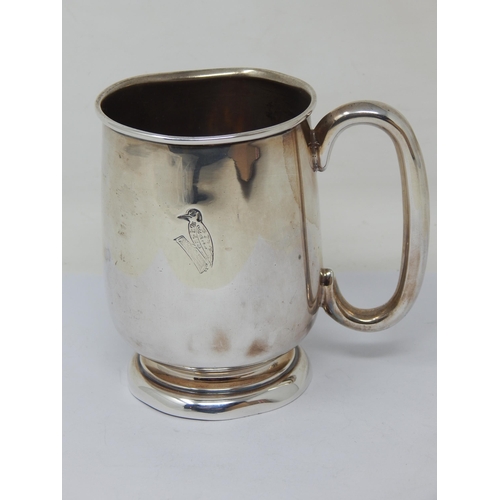 139 - Silver Half Pint Tankard with engraved Woodpecker: Hallmarked Sheffield 1935 by Emile Viner: Weight ... 