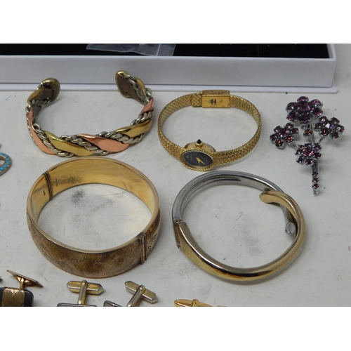 266 - An Assortment 0f Vintage Costume Jewellery