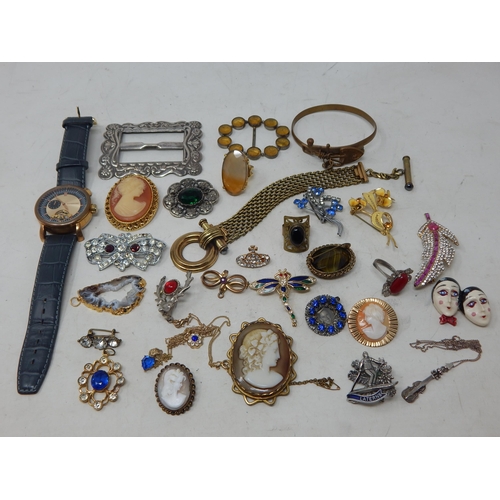 267 - A Quantity of Costume jewellery Including Brooches, Rings, Bracelet etc (lot)