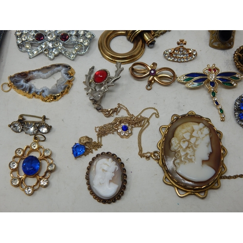 267 - A Quantity of Costume jewellery Including Brooches, Rings, Bracelet etc (lot)