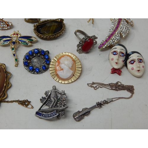 267 - A Quantity of Costume jewellery Including Brooches, Rings, Bracelet etc (lot)