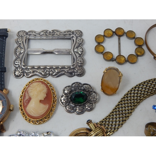 267 - A Quantity of Costume jewellery Including Brooches, Rings, Bracelet etc (lot)