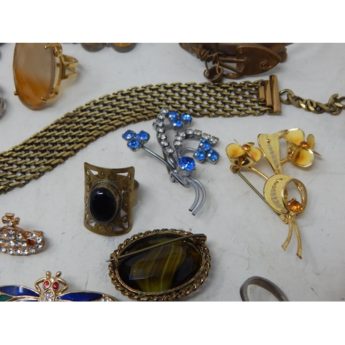 267 - A Quantity of Costume jewellery Including Brooches, Rings, Bracelet etc (lot)