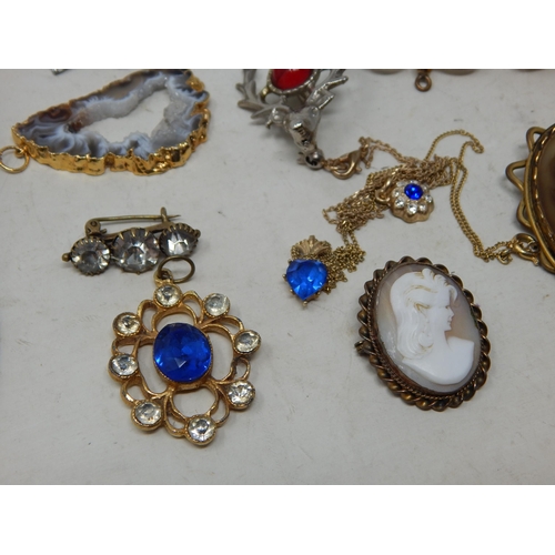 267 - A Quantity of Costume jewellery Including Brooches, Rings, Bracelet etc (lot)