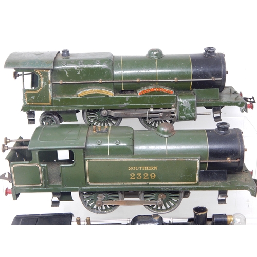 392 - A Collection of Vintage O Gauge Clockwork Train Engines & a Carriage