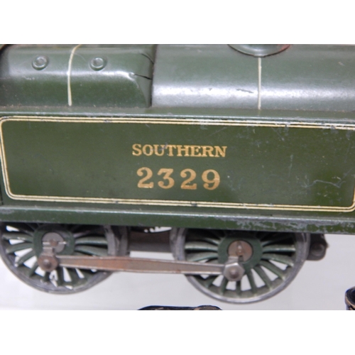 392 - A Collection of Vintage O Gauge Clockwork Train Engines & a Carriage