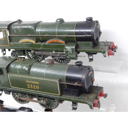 392 - A Collection of Vintage O Gauge Clockwork Train Engines & a Carriage